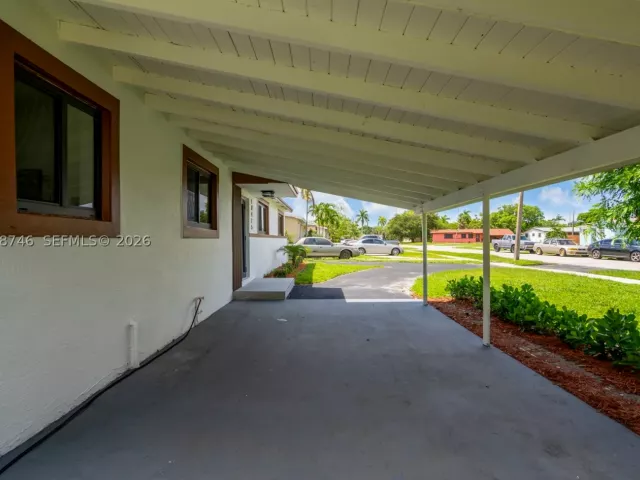 Продажа дома по адресу 18425 NW 23rd Ave - фото 9246175