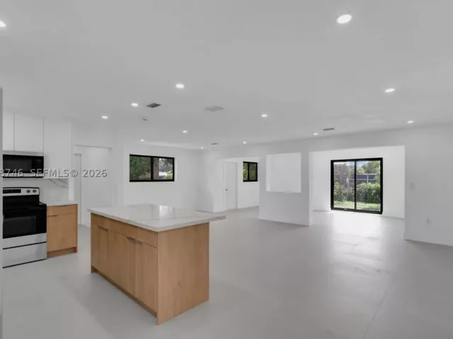 Продажа дома по адресу 18425 NW 23rd Ave - фото 9246177