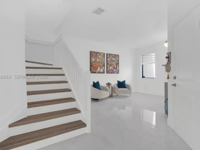 Продажа дома по адресу 550 NE 207th St - фото 9283014