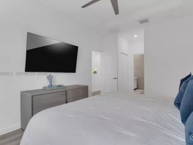 Продажа дома по адресу 550 NE 207th St - фото 9283017