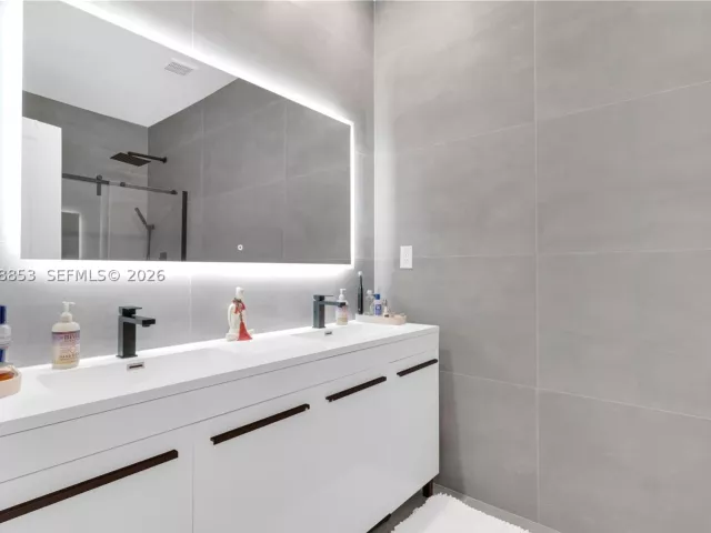 Продажа дома по адресу 550 NE 207th St - фото 9283023