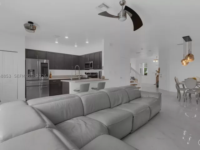 Продажа дома по адресу 550 NE 207th St - фото 9283007