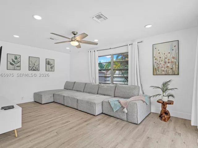 Продажа дома по адресу 407 S 56th Ter - фото 9252279