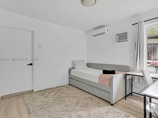 Продажа дома по адресу 407 S 56th Ter - фото 9252314
