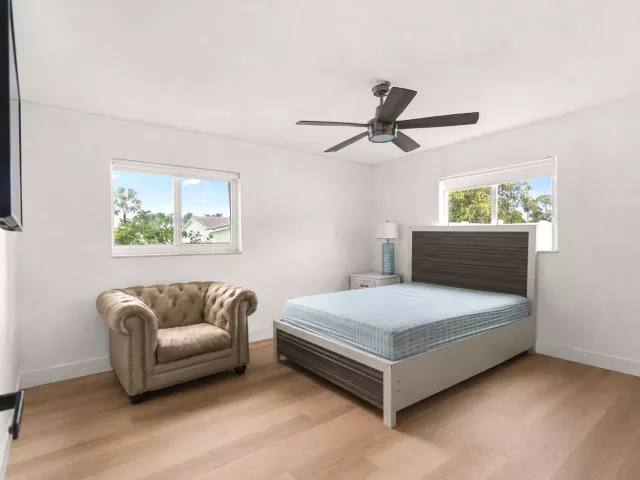 Продажа дома по адресу 1780 SW 12TH Street - фото 9247519