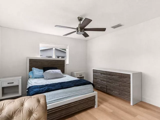 Продажа дома по адресу 1780 SW 12TH Street - фото 9247521