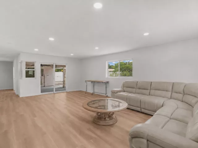 Продажа дома по адресу 1780 SW 12TH Street - фото 9247530