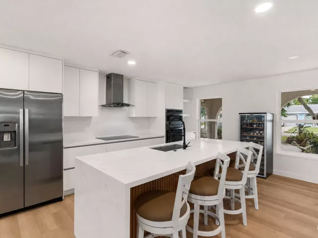Продажа дома по адресу 1780 SW 12TH Street - фото 9247501