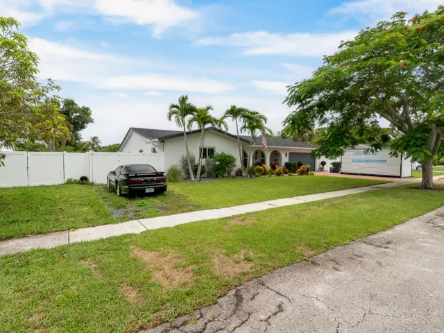 Продажа дома по адресу 1780 SW 12TH Street - фото 9247557