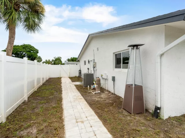 Продажа дома по адресу 1780 SW 12TH Street - фото 9247567