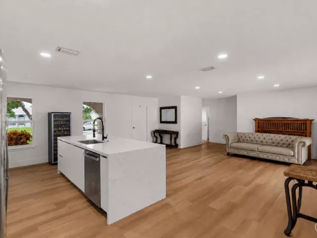 Продажа дома по адресу 1780 SW 12TH Street - фото 9247509