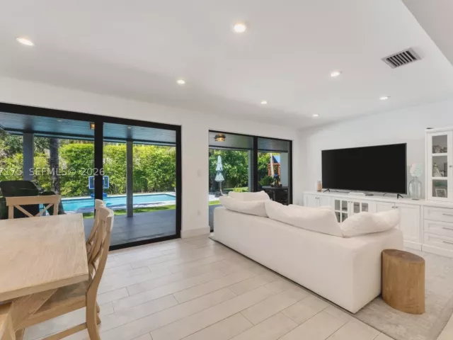 Продажа дома по адресу 7790 SW 53rd Avenue - фото 9262309
