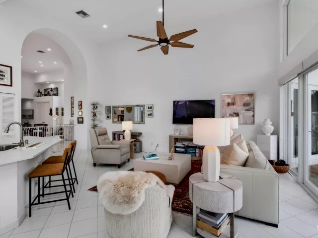 Продажа дома по адресу 6098 NW 24th Terrace - фото 9268244
