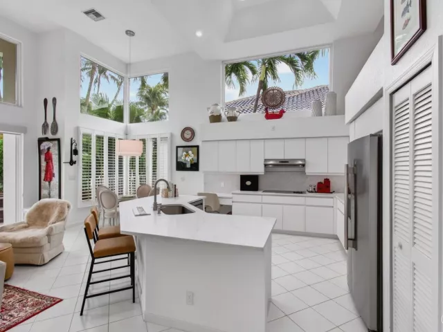 Продажа дома по адресу 6098 NW 24th Terrace - фото 9268249