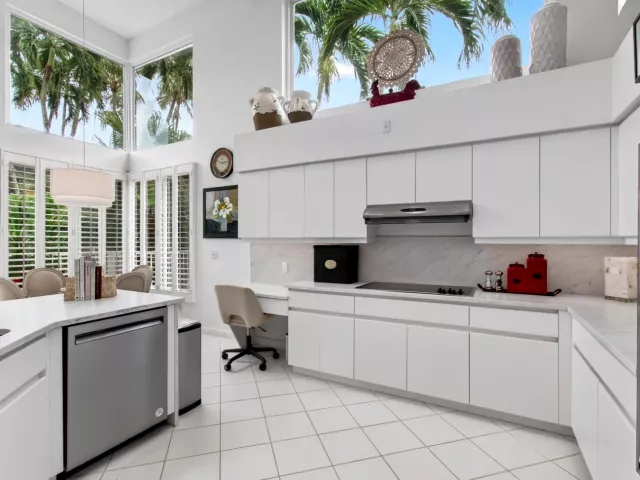 Продажа дома по адресу 6098 NW 24th Terrace - фото 9268252