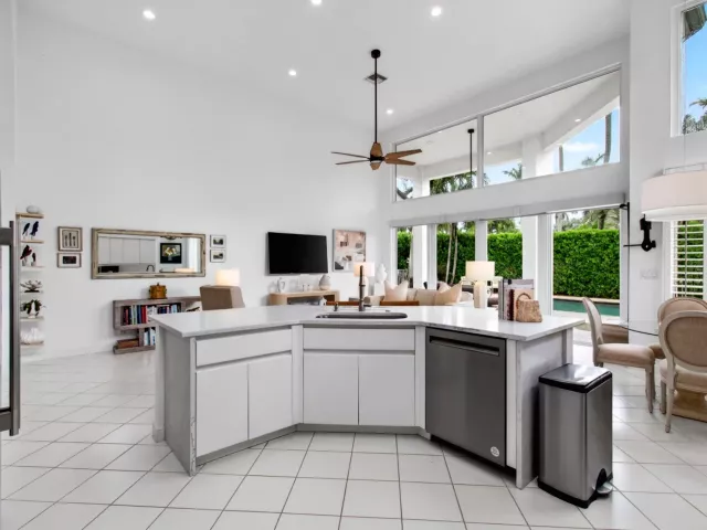 Продажа дома по адресу 6098 NW 24th Terrace - фото 9268253