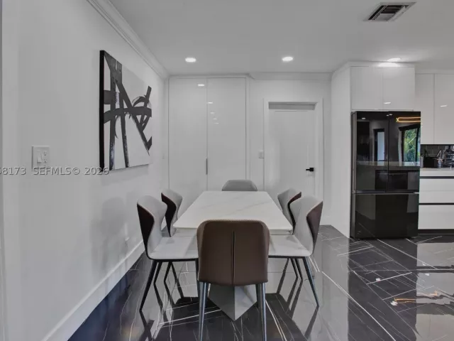 Продажа дома по адресу 2457 NE 27th Ter - фото 9279794