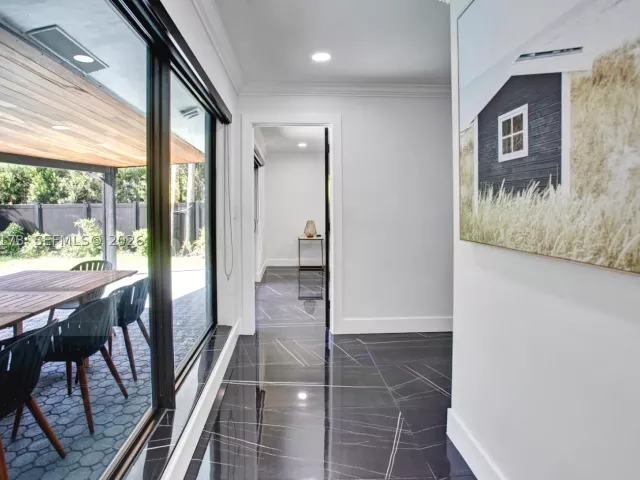 Продажа дома по адресу 2457 NE 27th Ter - фото 9279795