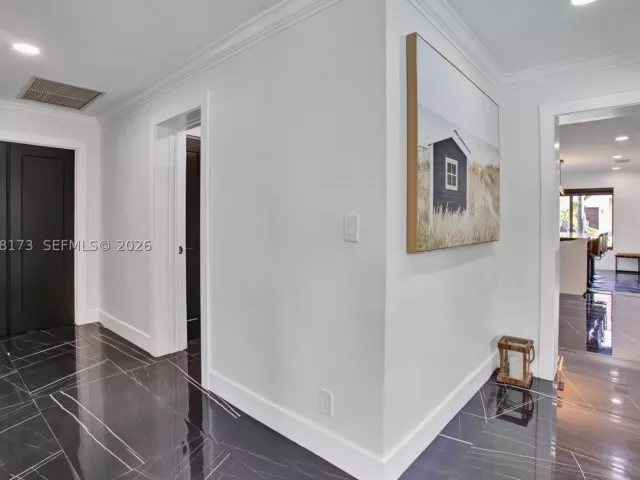 Продажа дома по адресу 2457 NE 27th Ter - фото 9279796
