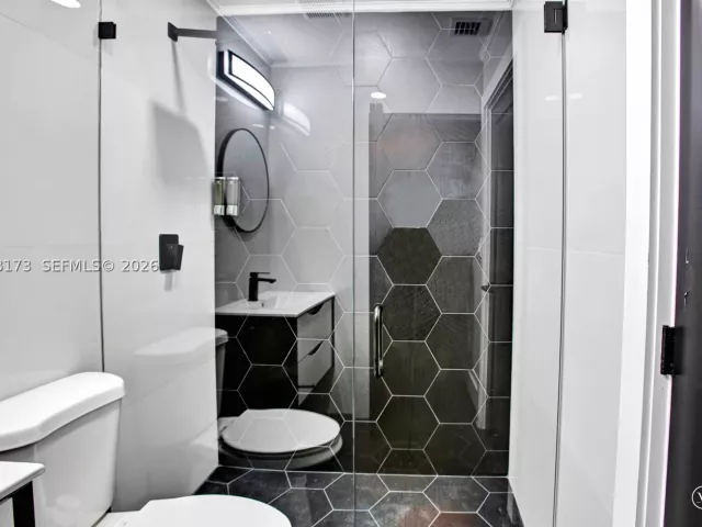 Продажа дома по адресу 2457 NE 27th Ter - фото 9279799