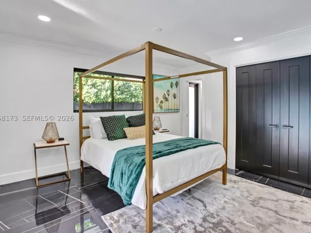 Продажа дома по адресу 2457 NE 27th Ter - фото 9279800