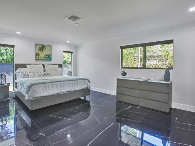Продажа дома по адресу 2457 NE 27th Ter - фото 9279805
