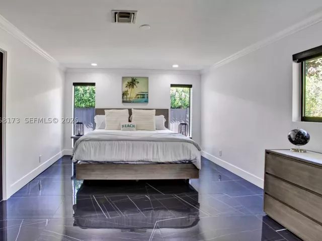 Продажа дома по адресу 2457 NE 27th Ter - фото 9279806