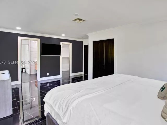 Продажа дома по адресу 2457 NE 27th Ter - фото 9279807