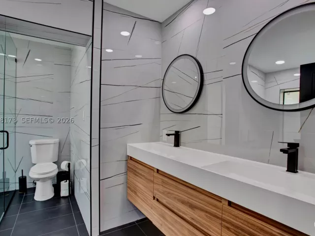 Продажа дома по адресу 2457 NE 27th Ter - фото 9279808