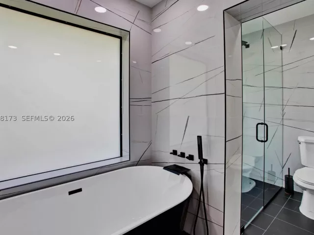 Продажа дома по адресу 2457 NE 27th Ter - фото 9279809