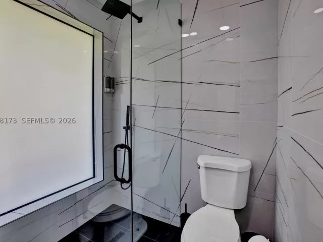 Продажа дома по адресу 2457 NE 27th Ter - фото 9279810