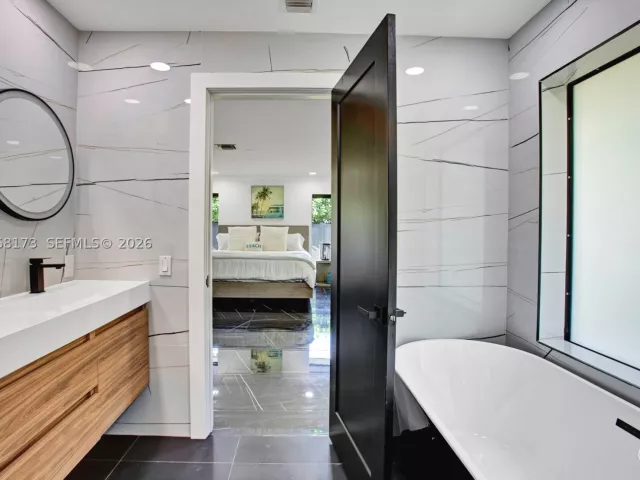 Продажа дома по адресу 2457 NE 27th Ter - фото 9279811
