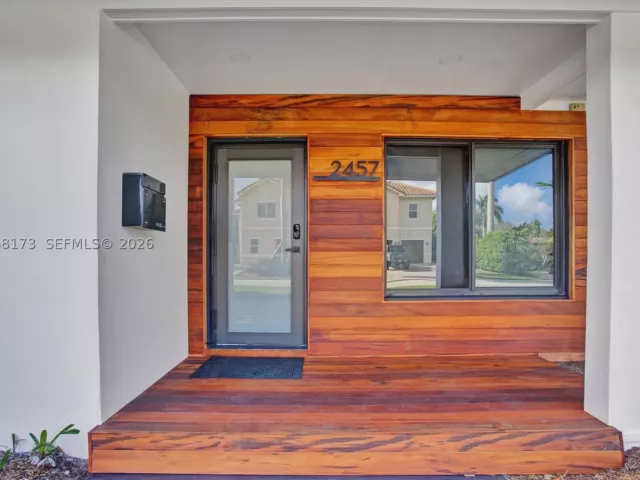 Продажа дома по адресу 2457 NE 27th Ter - фото 9279819