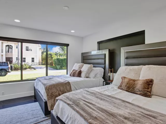 Продажа дома по адресу 2457 NE 27th Ter - фото 9279820