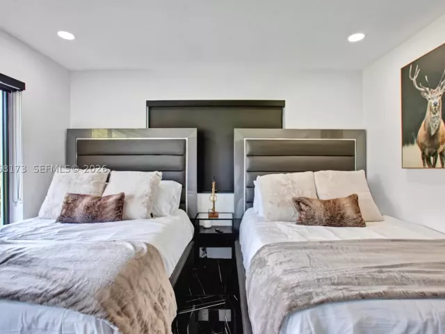 Продажа дома по адресу 2457 NE 27th Ter - фото 9279821