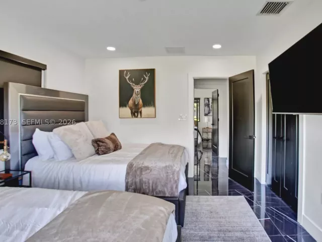 Продажа дома по адресу 2457 NE 27th Ter - фото 9279822