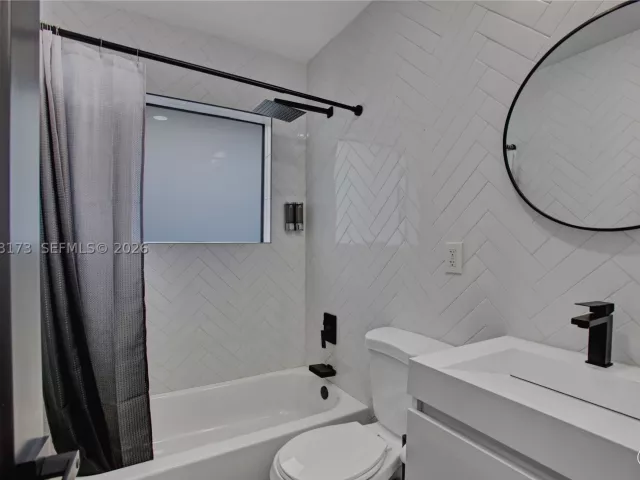 Продажа дома по адресу 2457 NE 27th Ter - фото 9279823