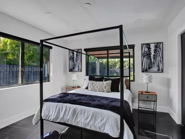 Продажа дома по адресу 2457 NE 27th Ter - фото 9279824