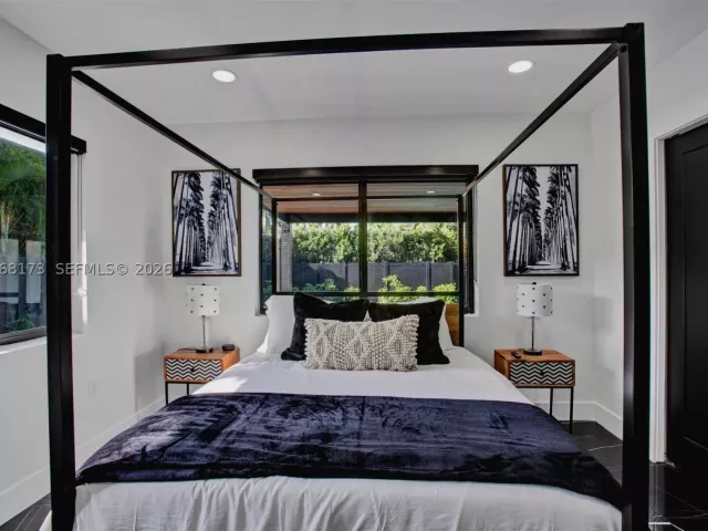 Продажа дома по адресу 2457 NE 27th Ter - фото 9279825