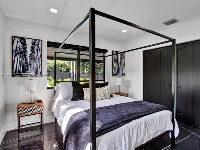 Продажа дома по адресу 2457 NE 27th Ter - фото 9279826