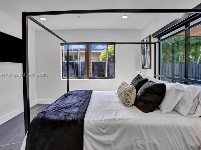 Продажа дома по адресу 2457 NE 27th Ter - фото 9279827