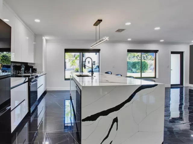 Продажа дома по адресу 2457 NE 27th Ter - фото 9279785