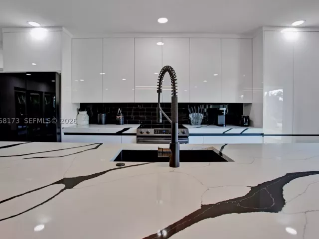 Продажа дома по адресу 2457 NE 27th Ter - фото 9279831