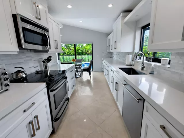 Продажа дома по адресу 11204 Cloverleaf Circle - фото 9263870