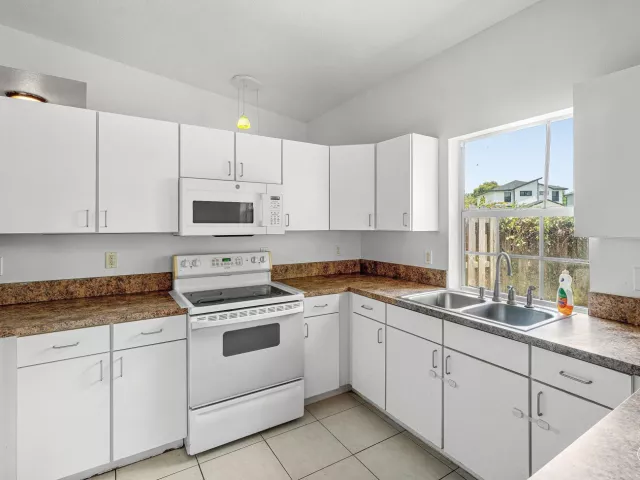 Продажа дома по адресу 2406 SUNDY Avenue - фото 9262451