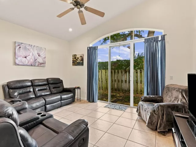 Продажа дома по адресу 7778 NW 17th Place - фото 9359735