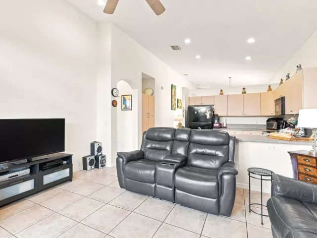 Продажа дома по адресу 7778 NW 17th Place - фото 9359736
