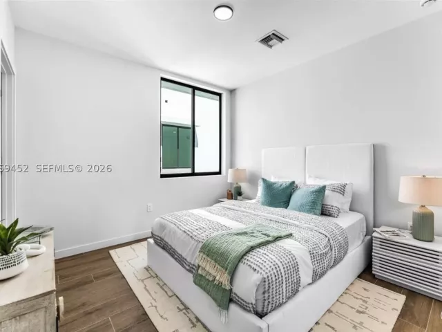 Продажа дома по адресу 525 NE 61st St - фото 9263336