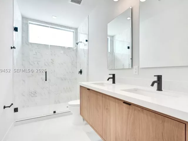 Продажа дома по адресу 525 NE 61st St - фото 9263337