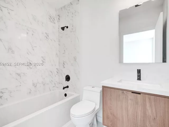 Продажа дома по адресу 525 NE 61st St - фото 9263338